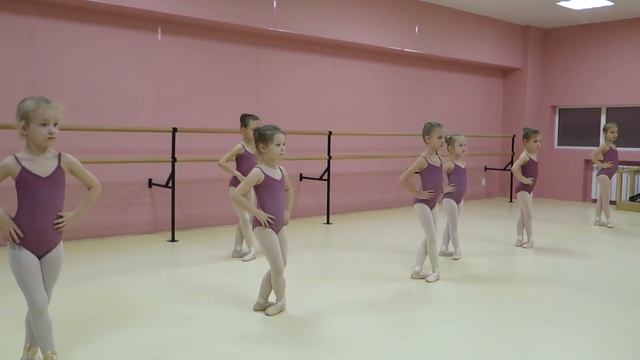 Pas échappé (прыжок из V позиции во II позицию) смотреть онлайн