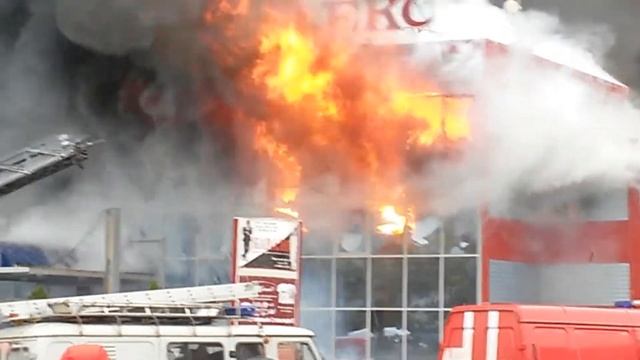 Горит торговый центр смотреть онлайн