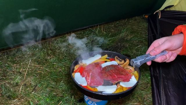 SOLO STORM WINTER WILD CAMPING IN GALE FORCE WIND GUSTS AND HEAVY RAIN смотреть онлайн