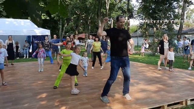 Немного танца вам к обеду.??? смотреть онлайн
