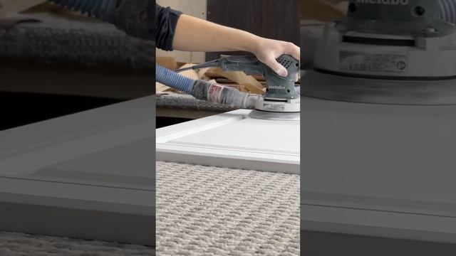 Шлифовка фасадов перед покраской #мебельназаказ #кухня #реставрация смотреть онлайн