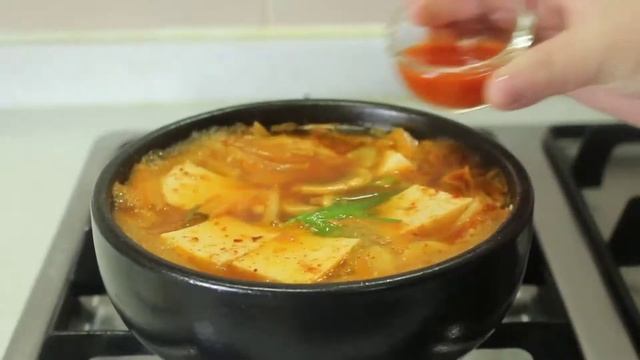 Варим "кимчи тиге" (김치 찌개)!!! Мукбанг. Маленькая девочка кушает горький кимчи тиге. смотреть онлайн