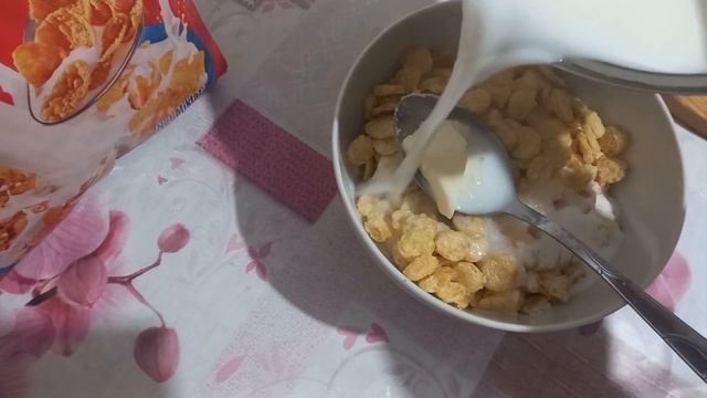 ЛЁГКИЙ УЖИН С КУКУРУЗНЫМИ ХЛОПЯМИ С МОЛОКОМ смотреть онлайн