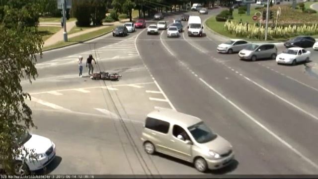 В Краснодаре столкнулись автомобиль и мотоцикл смотреть онлайн