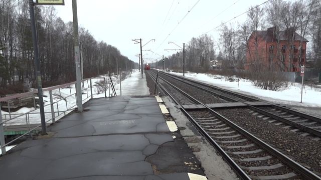 ЭД4М-0172 с приветливой бригадой прибывает на о.п.Родники перегона Гжель-Овражки смотреть онлайн