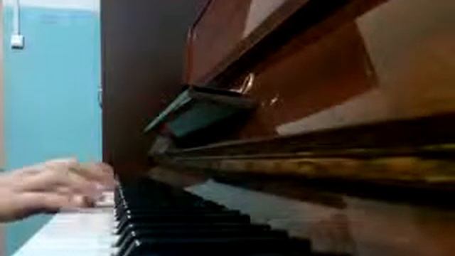 Вова играет 'Шерлок' на пианино смотреть онлайн