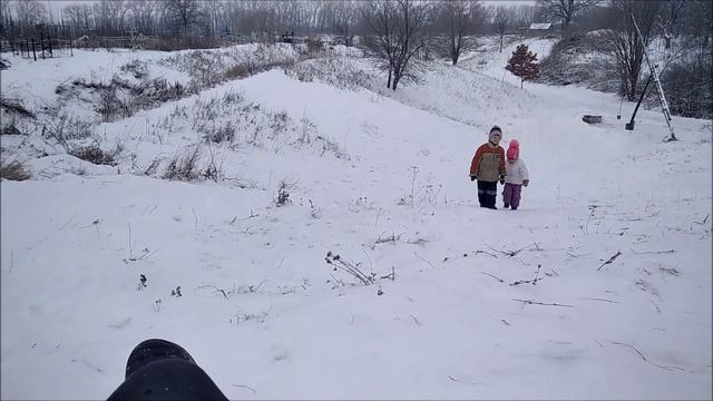 Зимние забавы, катание на ватрушках смотреть онлайн