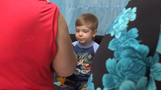 Кеша работает попугаем на выставке