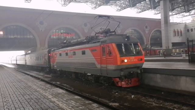 Электровоз ЧС2К-831 подал под посадку дополнительный поезд №277 Москва - Уфа на Казанский вокзал. смотреть онлайн