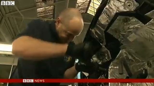 On the assembly line of London's famous black cabs смотреть онлайн