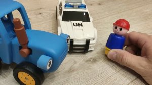 синий трактор