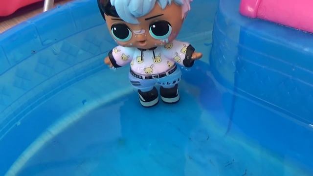 МАЛЕНЬКАЯ ВРЕДИНКА НЕ СЛУШАЛАСЬ! Мультики куклы лол LOL kids сюрприз Даринелка с куклами смотреть онлайн
