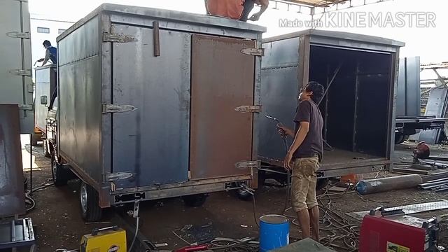 Proses perakitan box besi Mitsubishi L300 di karoseri смотреть онлайн