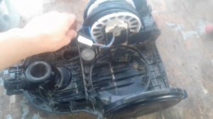 принесли пылесос. Самсунг с проблемой не сматывает шнура. придётся смазывать. протиратьсё работает.