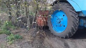 Трактор с лопатой