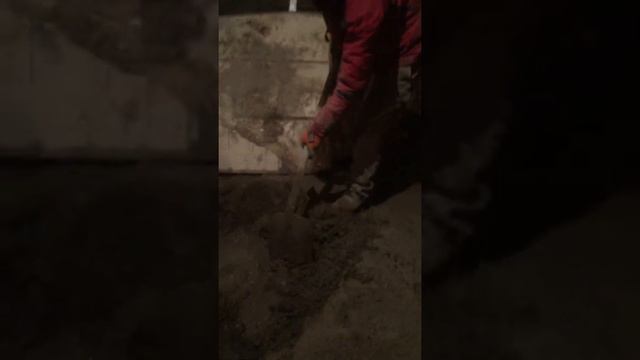 Работаем в подвале.Кладка стены