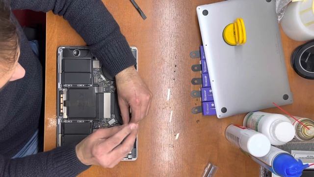 Macbook Pro A1706 13.3” Screen Replacement