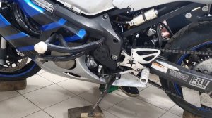 Замена масла на мотоцикле Honda CBR600f4i.