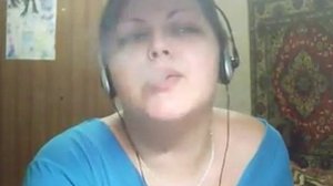 Курит электронную сигарету)