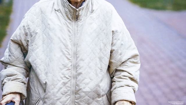 Взяв у старушки пенсию, отморозки угорали над ее реакцией, вдруг из за угла появилась беспризорная…