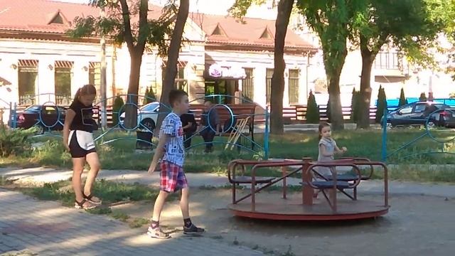 новые друзья в парке на детской площадке города Запорожья / играют в Амонг Ас смотреть онлайн