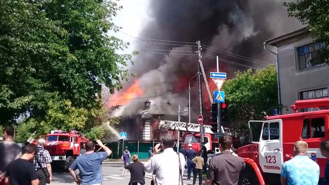 Пожар в Тюмени, горит историческое здание по Осипенко 31 смотреть онлайн