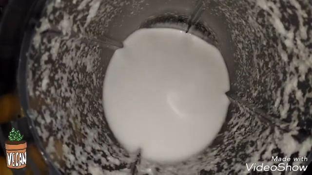 Сыроедческий завтрак из овсяных хлопьев,банана,кокосового молока и.. смотреть онлайн