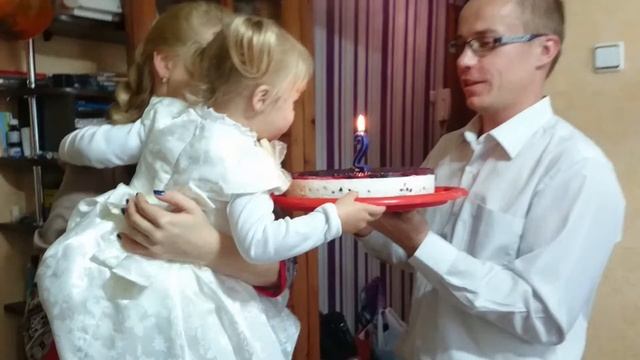 Ленка задувает свечу - ей 2 годика смотреть онлайн