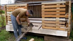 Temporary chicken house from pallets. Временный курятник из поддонов