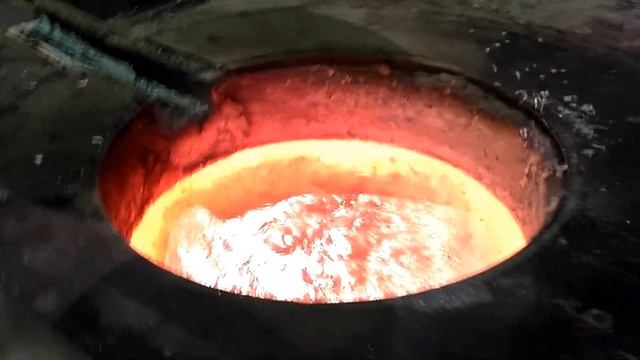 Жидкий металл-кипит.Тигельная печь.Алюминий.Часть 1 смотреть онлайн