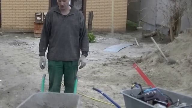 Простой совет КАК выбрать удобную тачку для работ с сыпучими материалами и бетонных работ. смотреть онлайн