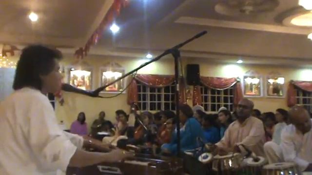 Sri Ajnish Rai sings Hari Om Tat Sat Namah Shivaya at Pasea Sai Center, Trinidad смотреть онлайн