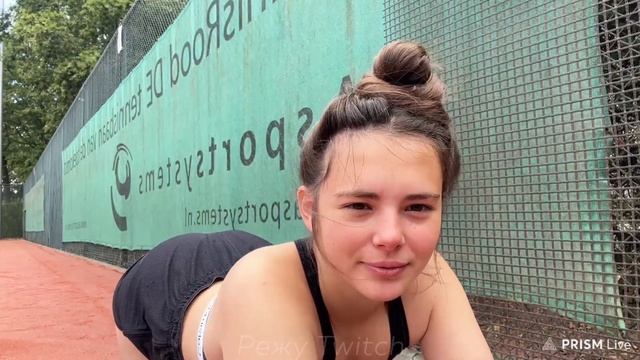 Прогнулась и Показала Свою