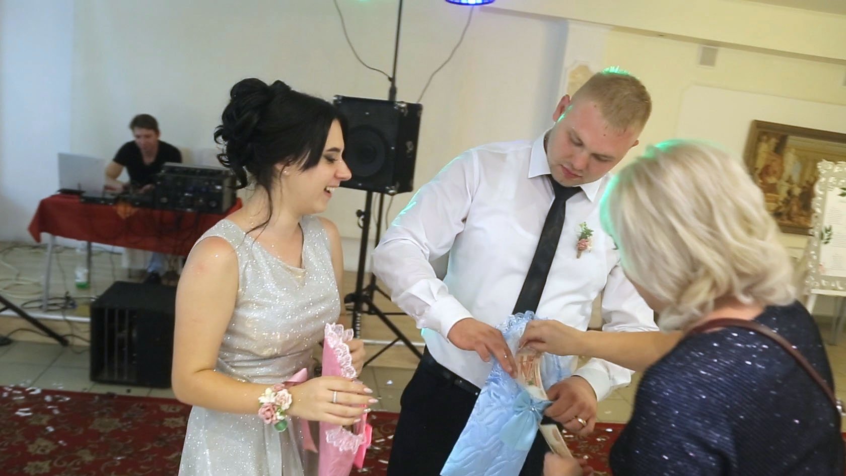 Гости на свадьбе гадают на мальчика или девочку смотреть онлайн