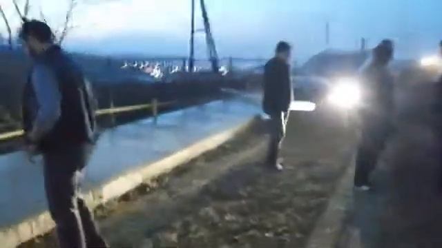 работники администрации начали работы по укладке бордюра. смотреть онлайн