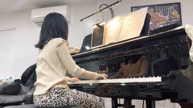 Girl playing Fur Elise on a grand piano смотреть онлайн