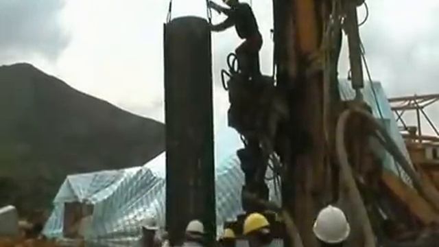 Бурение с одновременной обсадкой пневмоударником обсадной трубой 560 мм. под сваи. смотреть онлайн