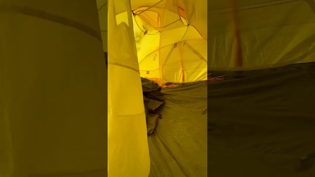 Как выглядит подъем в наш «дом» во втором лагере))), высота 6050. #гималаи #восхождение #непал смотреть онлайн