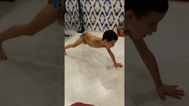 Отжимания. Мальчик 7лет смотреть онлайн
