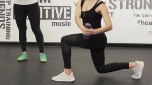 Выпады назад со скручиванием корпуса