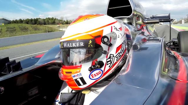 F1 2015 - McLaren Honda - Jenson Button on track in Barcelona with the MP4-30 смотреть онлайн