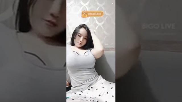 Beautiful Live Streaming Girl Shows Off Her Smooth Body In Front Of The Camera