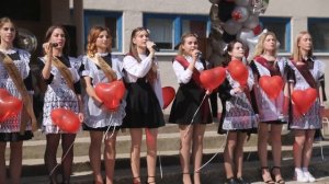 Девушки выпускницы на последнем звонке поют песню для родителей