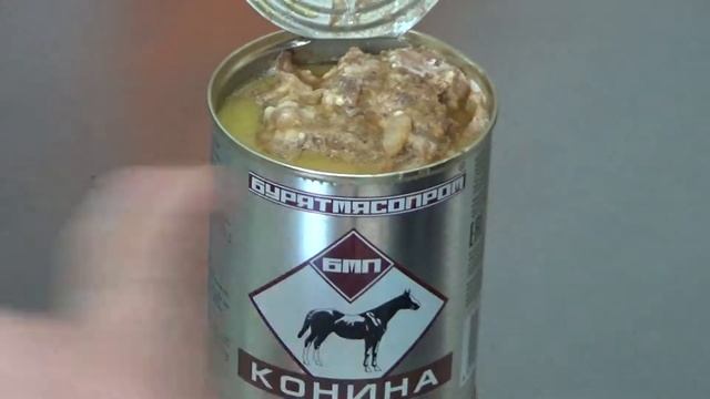 Открыть тушенку из конины советской открывашкой / Open canned stew of horsemeat Soviet opener смотреть онлайн