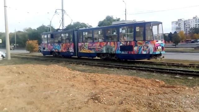 Трамвай Tatra KT4 проезжает Красную горку в Евпатории смотреть онлайн