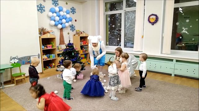 Возле елочки. Новый год 2022 в группе раннего возраста смотреть онлайн