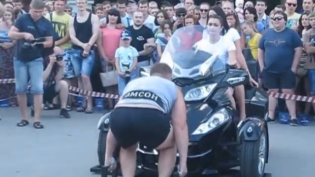 "StrongMan"-2015 в Липецке: Александр Кузьмин поднимает трицикл смотреть онлайн