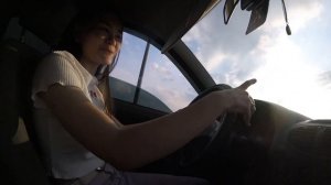 ДЕВУШКА ПЕРВЫЙ РАЗ ЗА РУЛЕМ! УЧУ ДЕВУШКУ ВОДИТЬ МЕХАНИКУ! КАК ТРОНУТЬСЯ С ПЕРВОГО РАЗА?