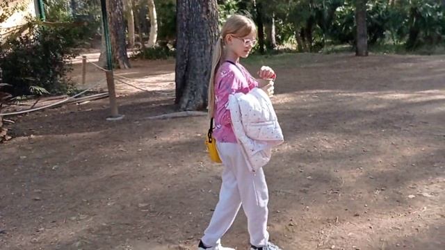 Приехали с соседями друзьями в семейный парк. Кормим животных и попугая?.