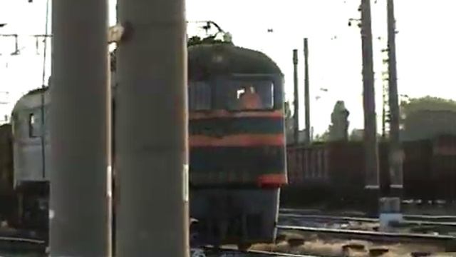 Редкое видео ВЛ8м-1712 несется по станции. смотреть онлайн